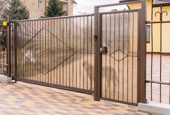 Купить ворота из профлиста с элементами ковки, с металлическими столбами в рамке или под дерево в Егорьевске от 156885 руб